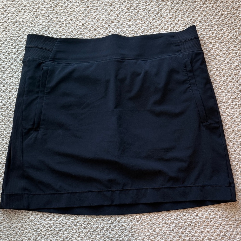 Athleta Black Mid Rise Skort with Side Zipper Pkts . Elastic back.